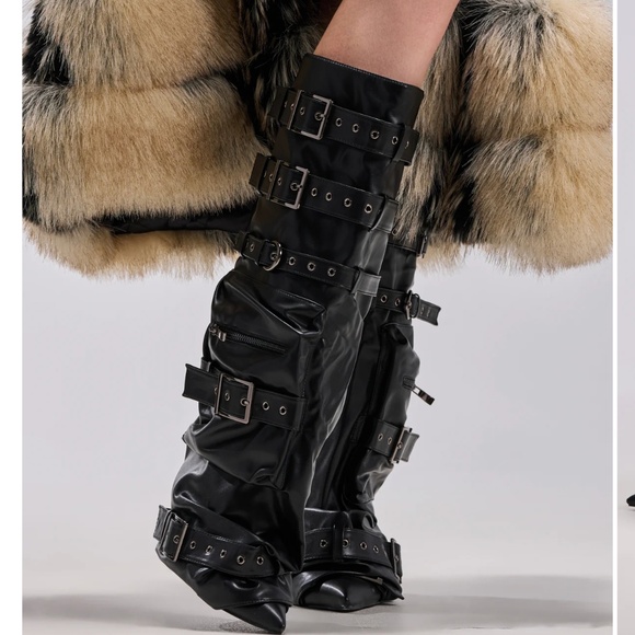 AKIRA Shoes - AKIRA AZALEA WANG NEMIANA BLACK BELT AND BUCKLES DETAIL BOOT Size 1010